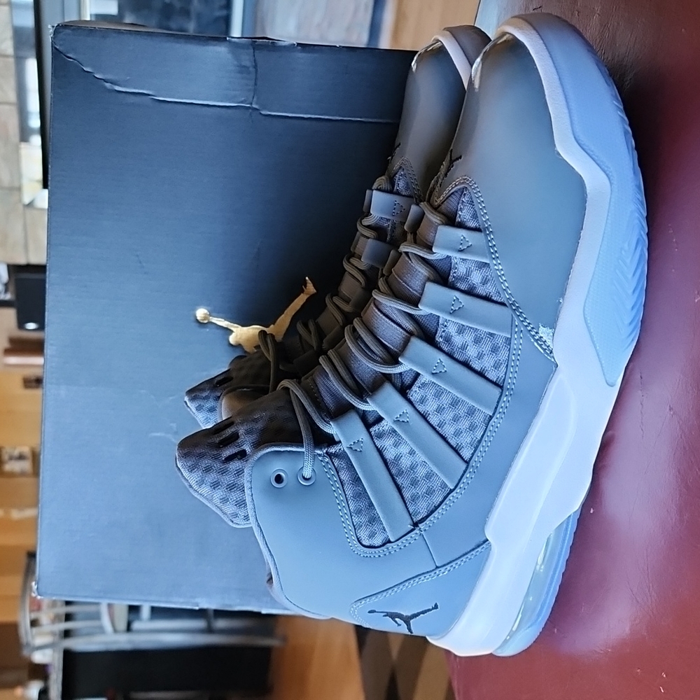 Jordan: Max Aura, Cool Gray, Gray/White/Clear, Men's 10 - Picture 3 of 11